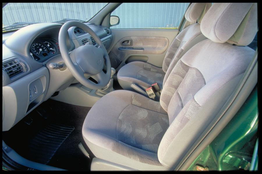  Renault Clio 1998 года  (фото 40 из 106)